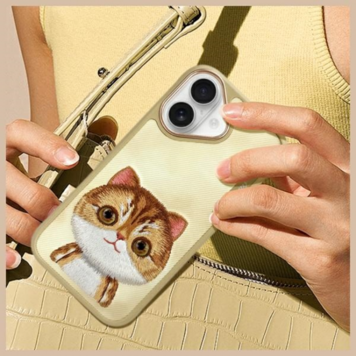 NIMMY - Nimmy iPhone 16 Mobilskal Big Eyed Pet 2.0 Cat - Khaki