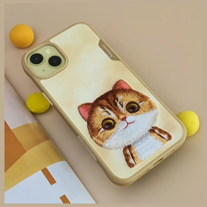 NIMMY - Nimmy iPhone 15 Pro Max Mobilskal Big Eyed Pet 2.0 Cat - Khaki