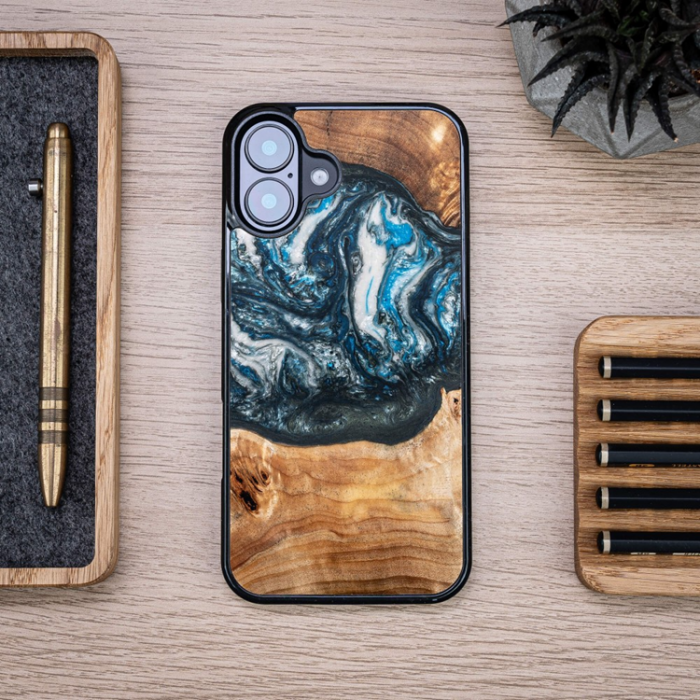 Bewood - Bewood iPhone 16 Plus Mobilskal Unique Planets Earth