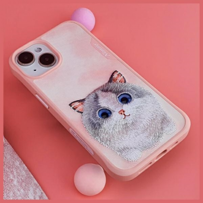 NIMMY - Nimmy iPhone 15 Pro Max Mobilskal Big Eyed Pet 2.0 Cat - Rosa