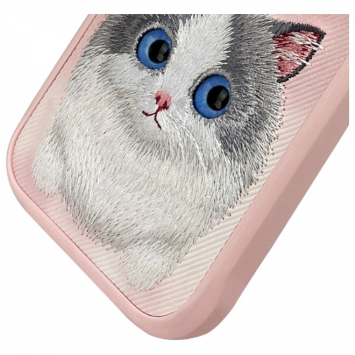 NIMMY - Nimmy iPhone 16 Pro Mobilskal Big Eyed Pet 2.0 Cat - Rosa