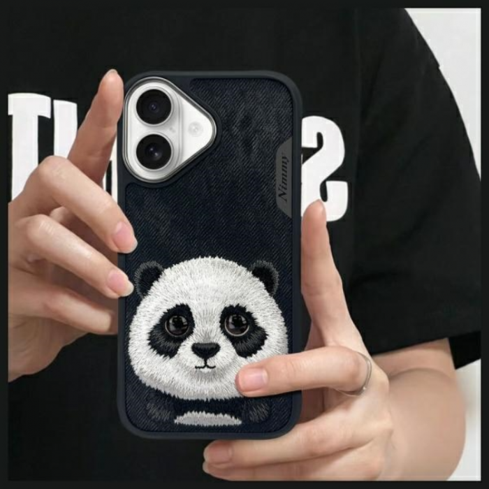 NIMMY - Nimmy iPhone 16 Mobilskal Big Eyed Pet 2.0 Panda - Svart