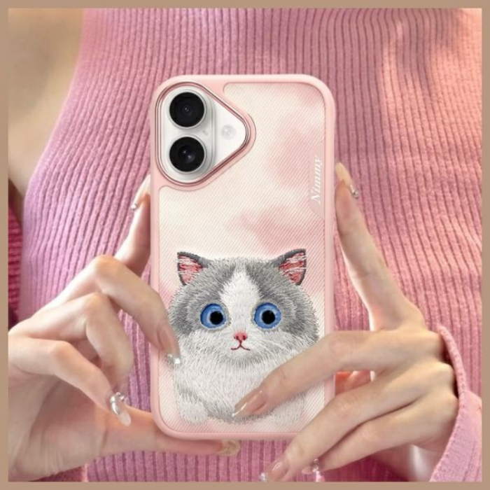 NIMMY - Nimmy iPhone 16 Mobilskal Big Eyed Pet 2.0 Cat - Rosa