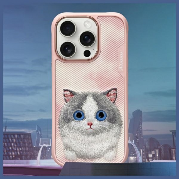 NIMMY - Nimmy iPhone 16 Pro Max Mobilskal Big Eyed Pet 2.0 Cat - Rosa