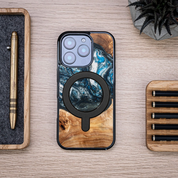 Bewood - Bewood iPhone 16 Pro Mobilskal MagSafe Unique Planets Earth