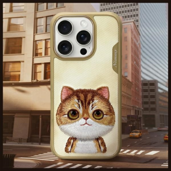 NIMMY - Nimmy iPhone 16 Pro Max Mobilskal Big Eyed Pet 2.0 Cat - Khaki