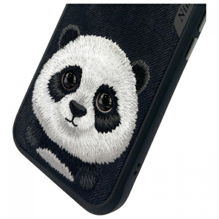 NIMMY - Nimmy iPhone 15 Mobilskal Big Eyed Pet 2.0 Panda - Svart