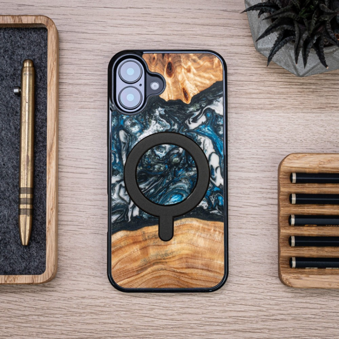 Bewood - Bewood iPhone 16 Plus Mobilskal MagSafe Unique Planets Earth