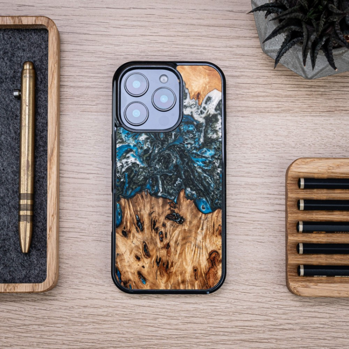 Bewood - Bewood iPhone 16 Pro Mobilskal Unique Planets Earth